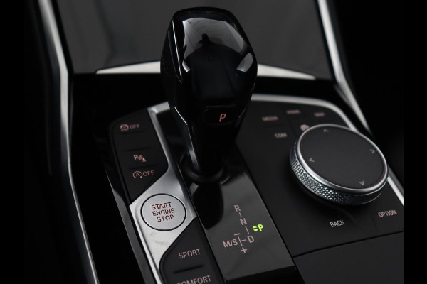 BMW 3 Serie 318i Sport Line | Carplay | Camera | Sportstoelen | Sfeerverlichting | Live Cockpit | Navigatie | Full LED | Half leder | Park Assist | Climate control | DAB | Cruise control | Bluetooth