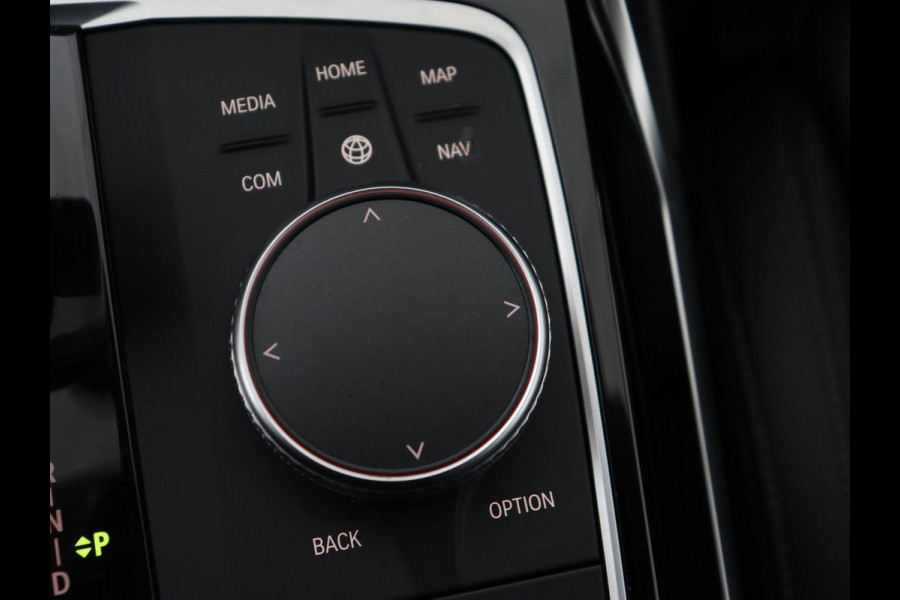 BMW 3 Serie 318i Sport Line | Carplay | Camera | Sportstoelen | Sfeerverlichting | Live Cockpit | Navigatie | Full LED | Half leder | Park Assist | Climate control | DAB | Cruise control | Bluetooth