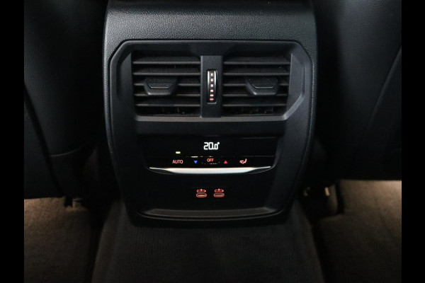 BMW 3 Serie 318i Sport Line | Carplay | Camera | Sportstoelen | Sfeerverlichting | Live Cockpit | Navigatie | Full LED | Half leder | Park Assist | Climate control | DAB | Cruise control | Bluetooth