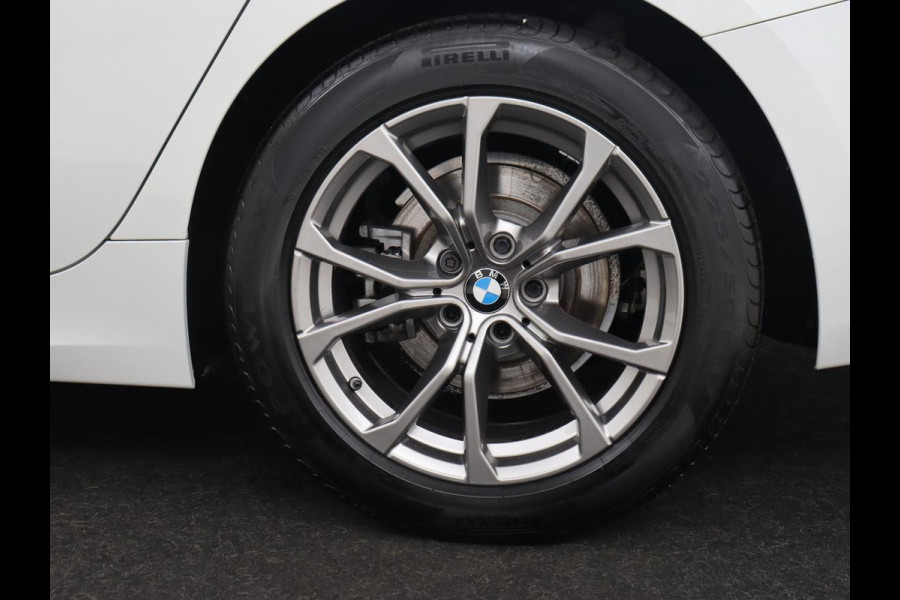 BMW 3 Serie 318i Sport Line | Carplay | Camera | Sportstoelen | Sfeerverlichting | Live Cockpit | Navigatie | Full LED | Half leder | Park Assist | Climate control | DAB | Cruise control | Bluetooth