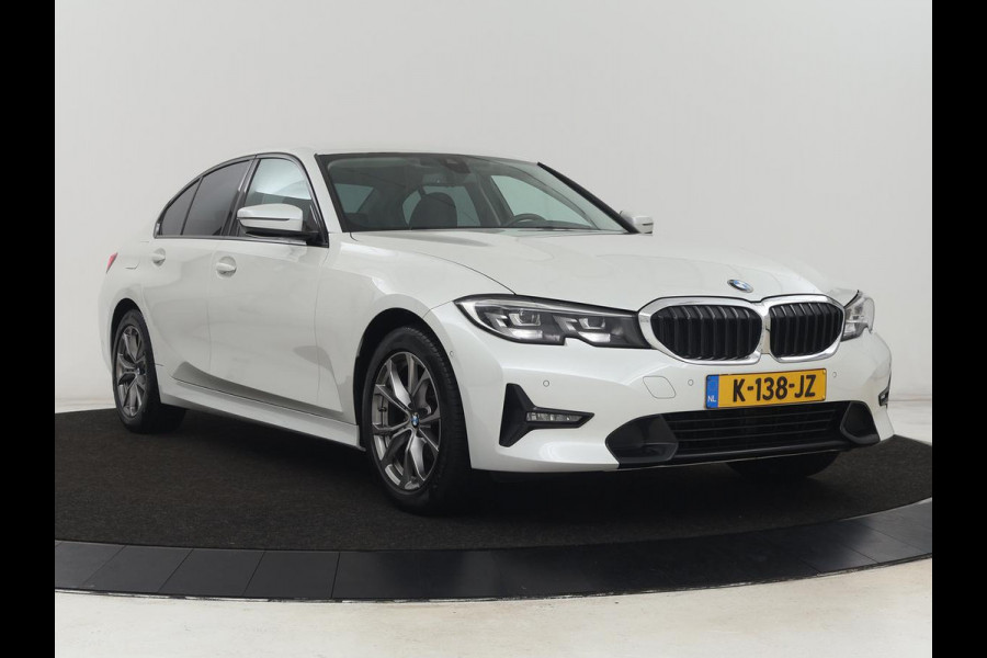 BMW 3 Serie 318i Sport Line | Carplay | Camera | Sportstoelen | Sfeerverlichting | Live Cockpit | Navigatie | Full LED | Half leder | Park Assist | Climate control | DAB | Cruise control | Bluetooth