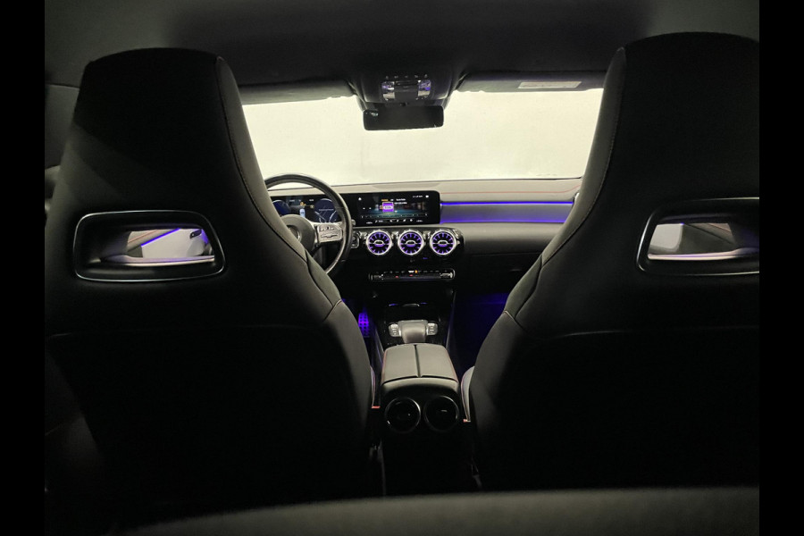 Mercedes-Benz CLA-Klasse Shooting Brake 180 Business Solution AMG Trekhaak Navigatie Camera Parkeersensoren Cruise Control AMG stoelen Stoelverwarming Sfeerverlichting Elektrische kofferklep Full Led Climate Control