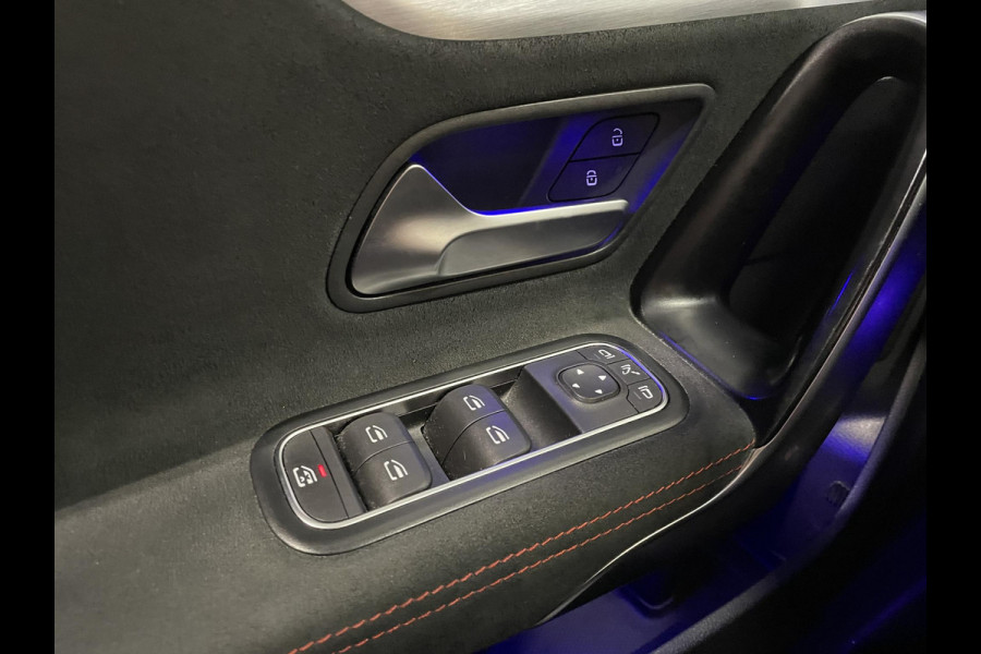 Mercedes-Benz CLA-Klasse Shooting Brake 180 Business Solution AMG Trekhaak Navigatie Camera Parkeersensoren Cruise Control AMG stoelen Stoelverwarming Sfeerverlichting Elektrische kofferklep Full Led Climate Control