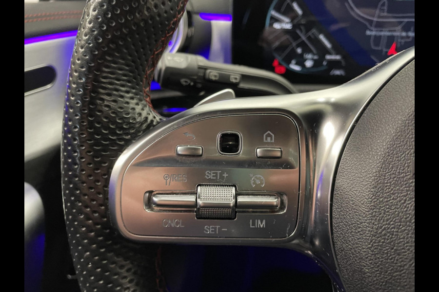 Mercedes-Benz CLA-Klasse Shooting Brake 180 Business Solution AMG Trekhaak Navigatie Camera Parkeersensoren Cruise Control AMG stoelen Stoelverwarming Sfeerverlichting Elektrische kofferklep Full Led Climate Control