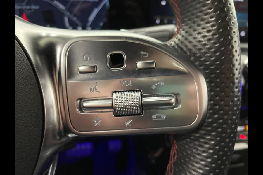 Mercedes-Benz CLA-Klasse Shooting Brake 180 Business Solution AMG Trekhaak Navigatie Camera Parkeersensoren Cruise Control AMG stoelen Stoelverwarming Sfeerverlichting Elektrische kofferklep Full Led Climate Control