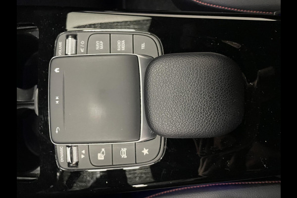 Mercedes-Benz CLA-Klasse Shooting Brake 180 Business Solution AMG Trekhaak Navigatie Camera Parkeersensoren Cruise Control AMG stoelen Stoelverwarming Sfeerverlichting Elektrische kofferklep Full Led Climate Control