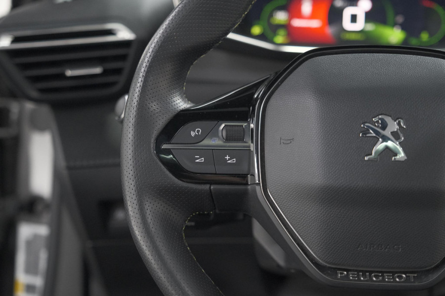 Peugeot 2008 PureTech 130 GT | Panoramadak | Afneembare trekhaak | Adaptieve cruise control | Navigatie