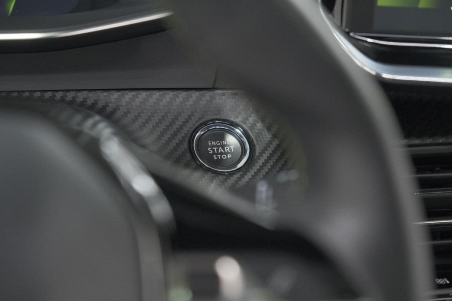 Peugeot 2008 PureTech 130 GT | Panoramadak | Afneembare trekhaak | Adaptieve cruise control | Navigatie