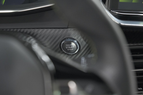 Peugeot 2008 PureTech 130 GT | Panoramadak | Afneembare trekhaak | Adaptieve cruise control | Navigatie