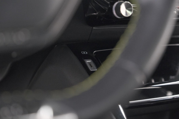 Peugeot 2008 PureTech 130 GT | Panoramadak | Afneembare trekhaak | Adaptieve cruise control | Navigatie