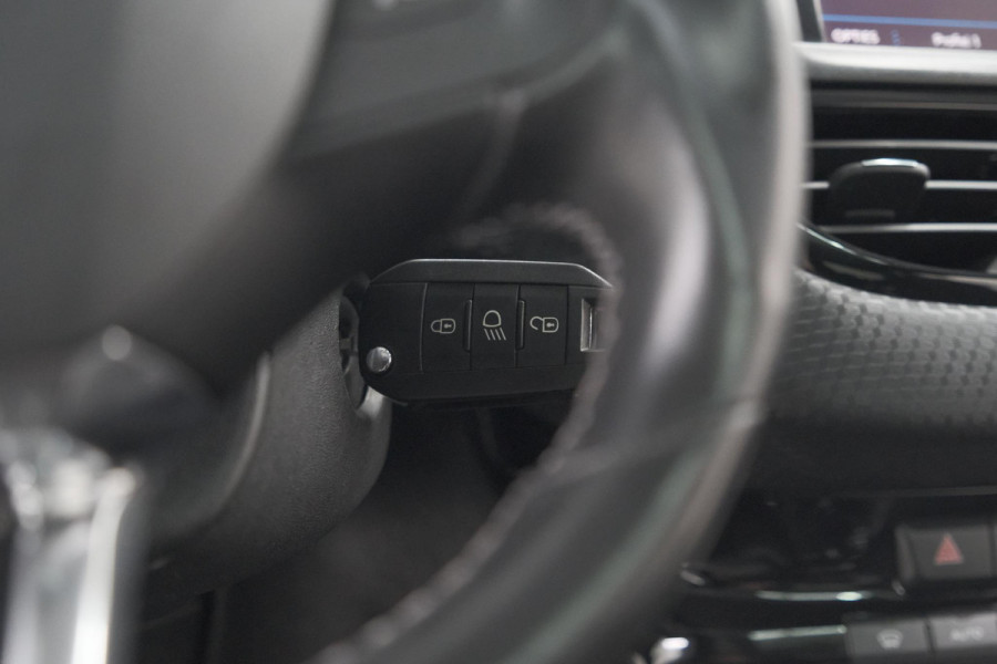 Peugeot 2008 1.2 PureTech Blue Lease Executive | All Season banden | Panoramadak | Navigatie | AppleCarplay