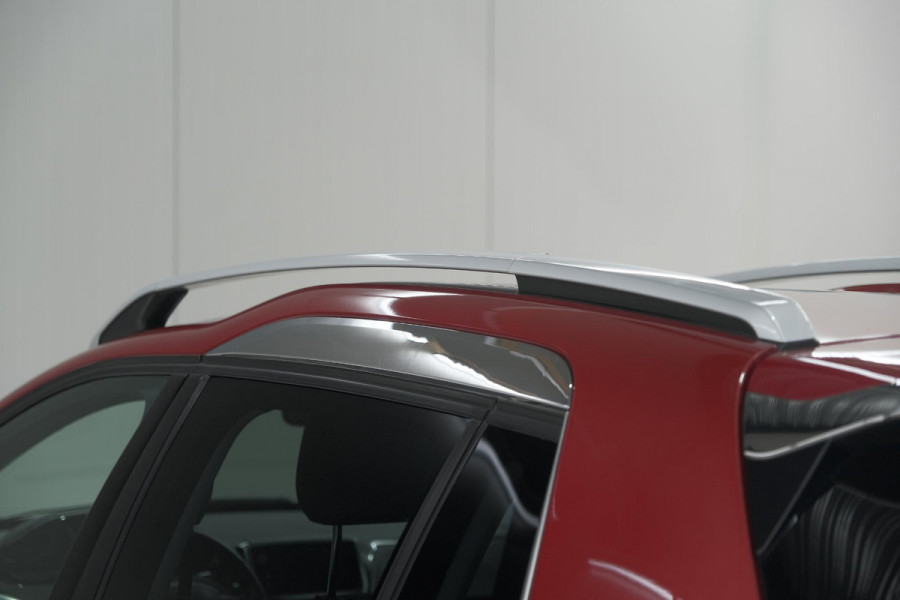 Peugeot 2008 1.2 PureTech Blue Lease Executive | All Season banden | Panoramadak | Navigatie | AppleCarplay