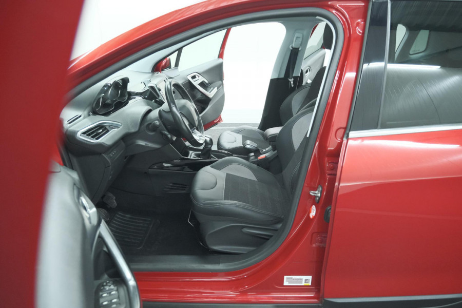 Peugeot 2008 1.2 PureTech Blue Lease Executive | All Season banden | Panoramadak | Navigatie | AppleCarplay