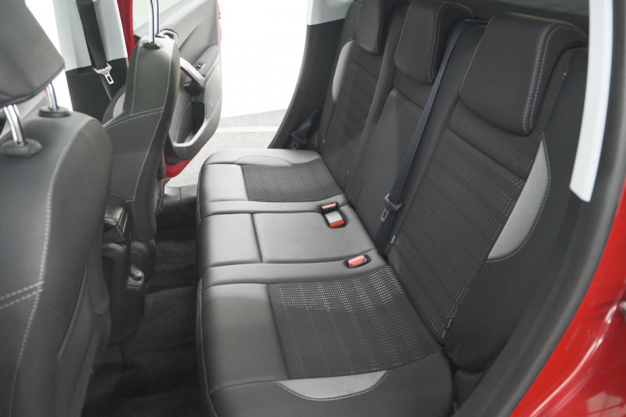 Peugeot 2008 1.2 PureTech Blue Lease Executive | All Season banden | Panoramadak | Navigatie | AppleCarplay