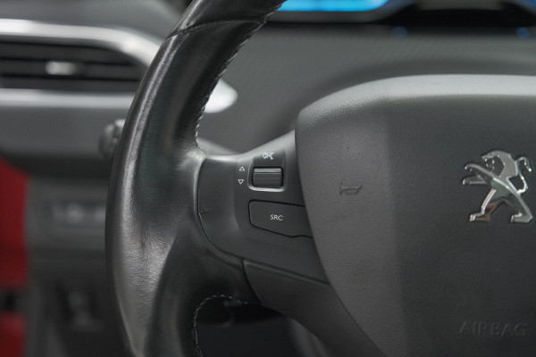 Peugeot 2008 1.2 PureTech Blue Lease Executive | All Season banden | Panoramadak | Navigatie | AppleCarplay