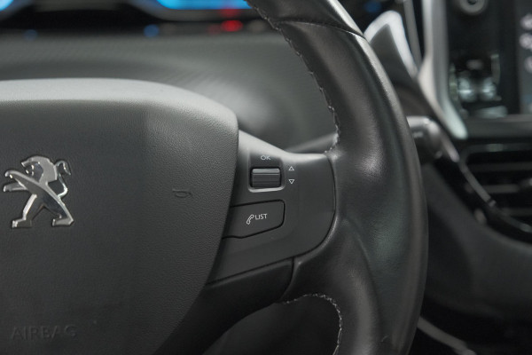 Peugeot 2008 1.2 PureTech Blue Lease Executive | All Season banden | Panoramadak | Navigatie | AppleCarplay