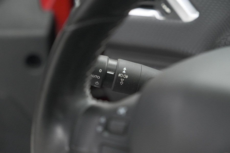 Peugeot 2008 1.2 PureTech Blue Lease Executive | All Season banden | Panoramadak | Navigatie | AppleCarplay