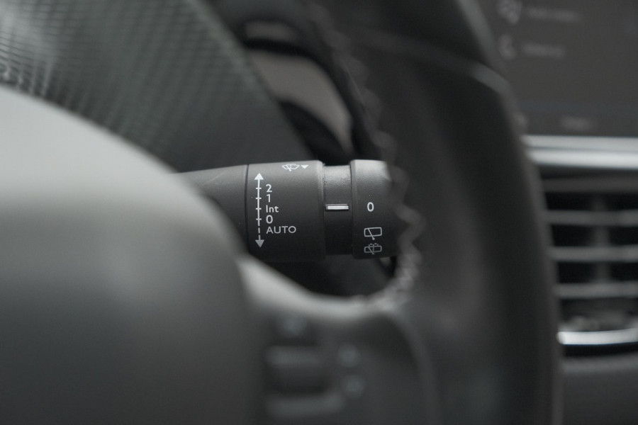 Peugeot 2008 1.2 PureTech Blue Lease Executive | All Season banden | Panoramadak | Navigatie | AppleCarplay