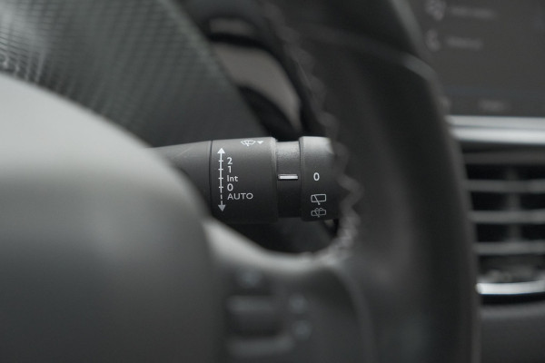 Peugeot 2008 1.2 PureTech Blue Lease Executive | All Season banden | Panoramadak | Navigatie | AppleCarplay