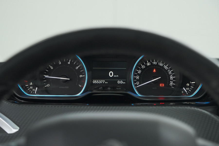 Peugeot 2008 1.2 PureTech Blue Lease Executive | All Season banden | Panoramadak | Navigatie | AppleCarplay