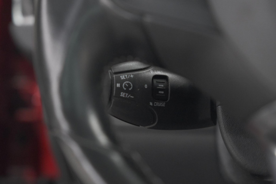 Peugeot 2008 1.2 PureTech Blue Lease Executive | All Season banden | Panoramadak | Navigatie | AppleCarplay