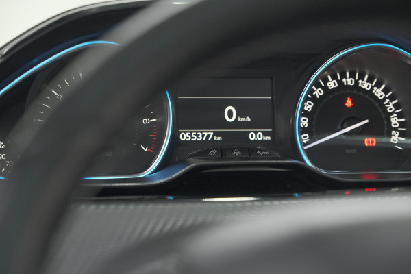 Peugeot 2008 1.2 PureTech Blue Lease Executive | All Season banden | Panoramadak | Navigatie | AppleCarplay