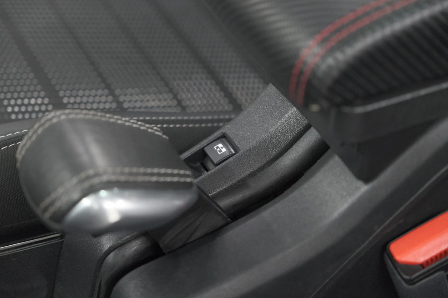 Peugeot 2008 1.2 PureTech Blue Lease Executive | All Season banden | Panoramadak | Navigatie | AppleCarplay