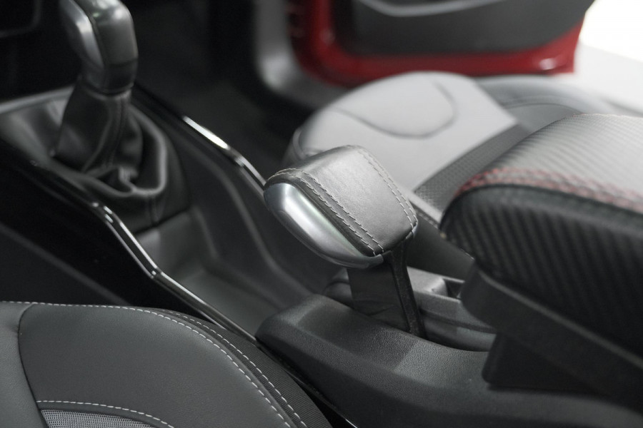 Peugeot 2008 1.2 PureTech Blue Lease Executive | All Season banden | Panoramadak | Navigatie | AppleCarplay