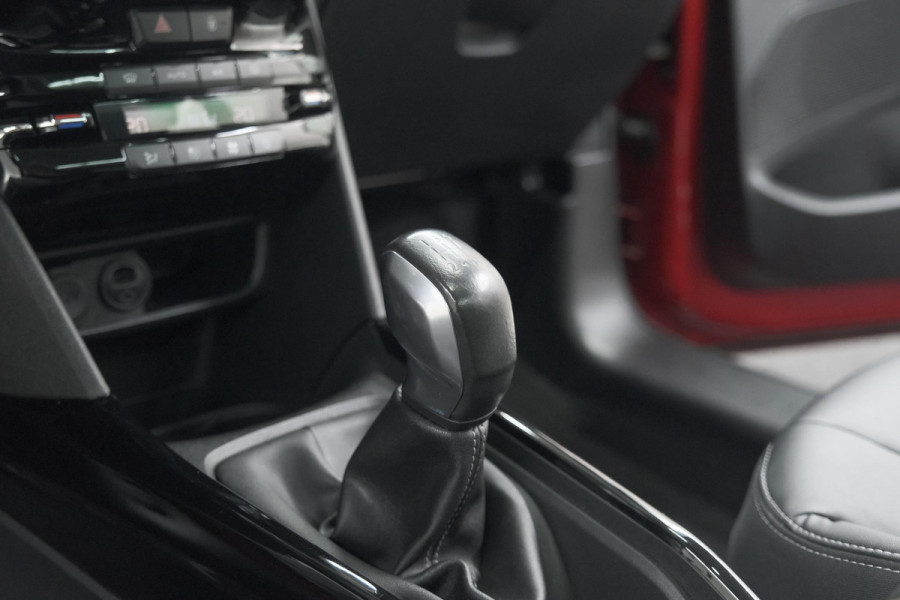 Peugeot 2008 1.2 PureTech Blue Lease Executive | All Season banden | Panoramadak | Navigatie | AppleCarplay