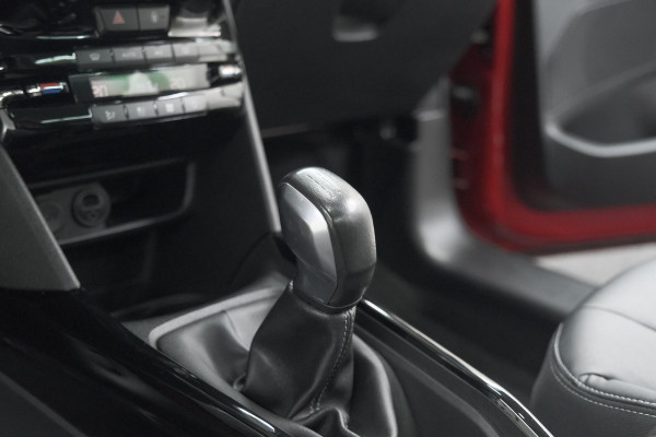 Peugeot 2008 1.2 PureTech Blue Lease Executive | All Season banden | Panoramadak | Navigatie | AppleCarplay