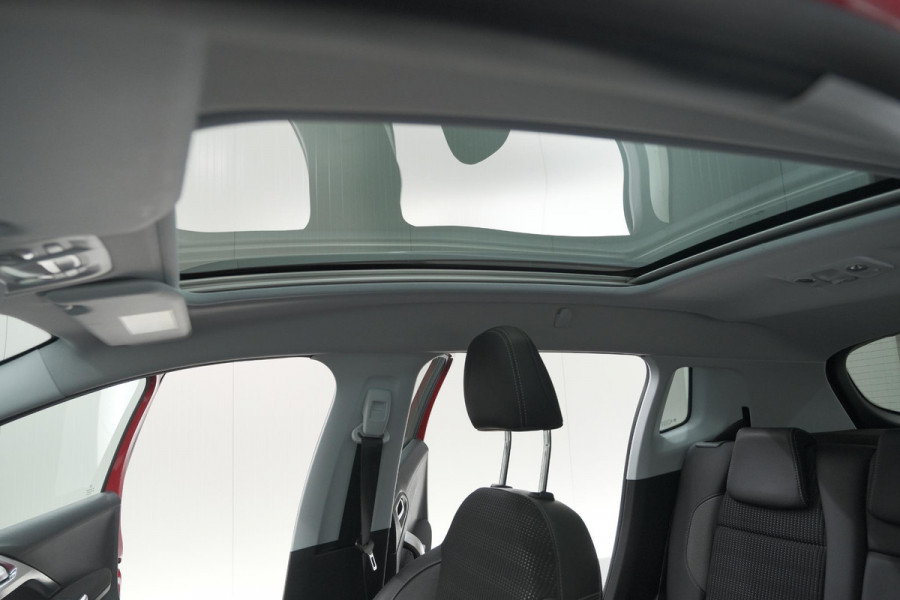 Peugeot 2008 1.2 PureTech Blue Lease Executive | All Season banden | Panoramadak | Navigatie | AppleCarplay