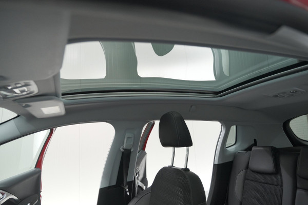 Peugeot 2008 1.2 PureTech Blue Lease Executive | All Season banden | Panoramadak | Navigatie | AppleCarplay