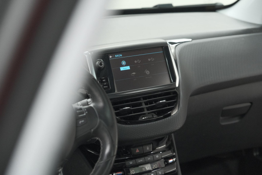 Peugeot 2008 1.2 PureTech Blue Lease Executive | All Season banden | Panoramadak | Navigatie | AppleCarplay