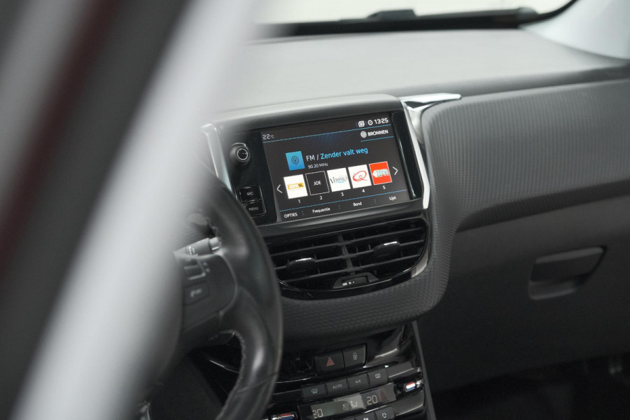 Peugeot 2008 1.2 PureTech Blue Lease Executive | All Season banden | Panoramadak | Navigatie | AppleCarplay