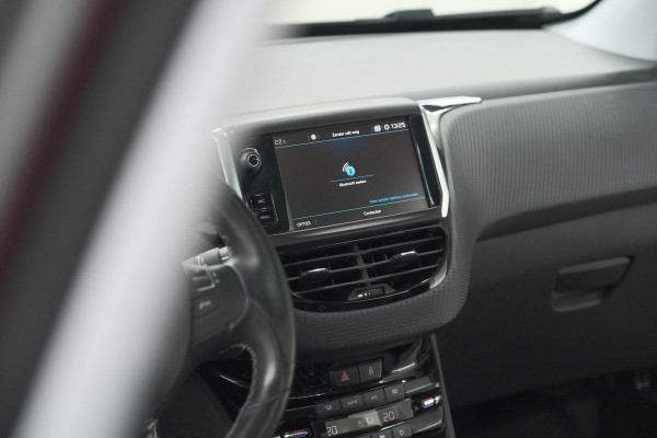Peugeot 2008 1.2 PureTech Blue Lease Executive | All Season banden | Panoramadak | Navigatie | AppleCarplay