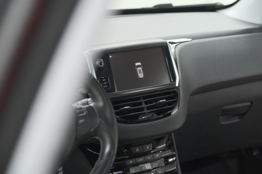 Peugeot 2008 1.2 PureTech Blue Lease Executive | All Season banden | Panoramadak | Navigatie | AppleCarplay