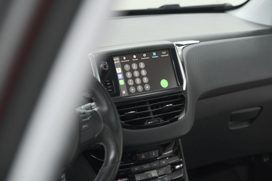 Peugeot 2008 1.2 PureTech Blue Lease Executive | All Season banden | Panoramadak | Navigatie | AppleCarplay