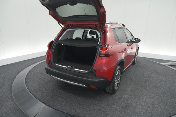 Peugeot 2008 1.2 PureTech Blue Lease Executive | All Season banden | Panoramadak | Navigatie | AppleCarplay