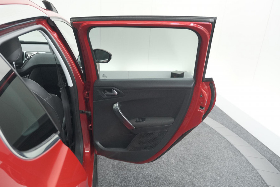 Peugeot 2008 1.2 PureTech Blue Lease Executive | All Season banden | Panoramadak | Navigatie | AppleCarplay