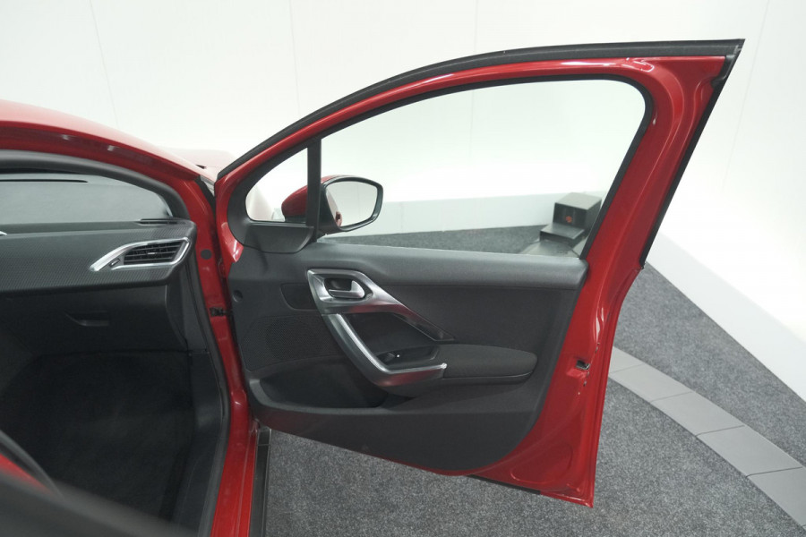 Peugeot 2008 1.2 PureTech Blue Lease Executive | All Season banden | Panoramadak | Navigatie | AppleCarplay