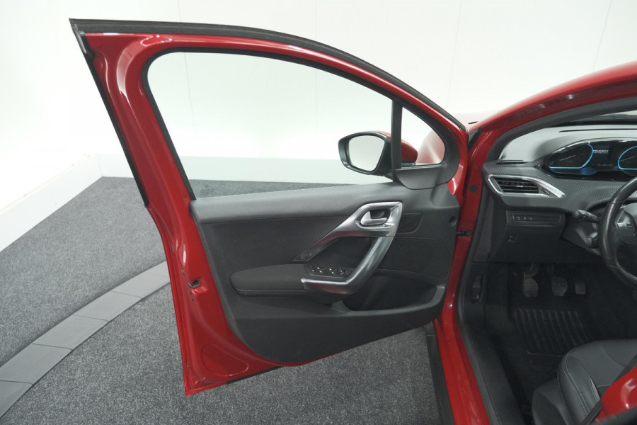 Peugeot 2008 1.2 PureTech Blue Lease Executive | All Season banden | Panoramadak | Navigatie | AppleCarplay