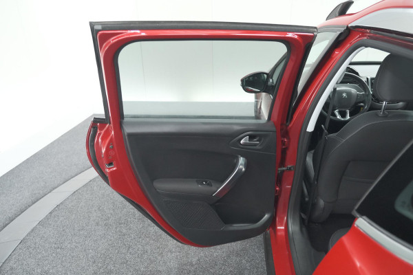 Peugeot 2008 1.2 PureTech Blue Lease Executive | All Season banden | Panoramadak | Navigatie | AppleCarplay