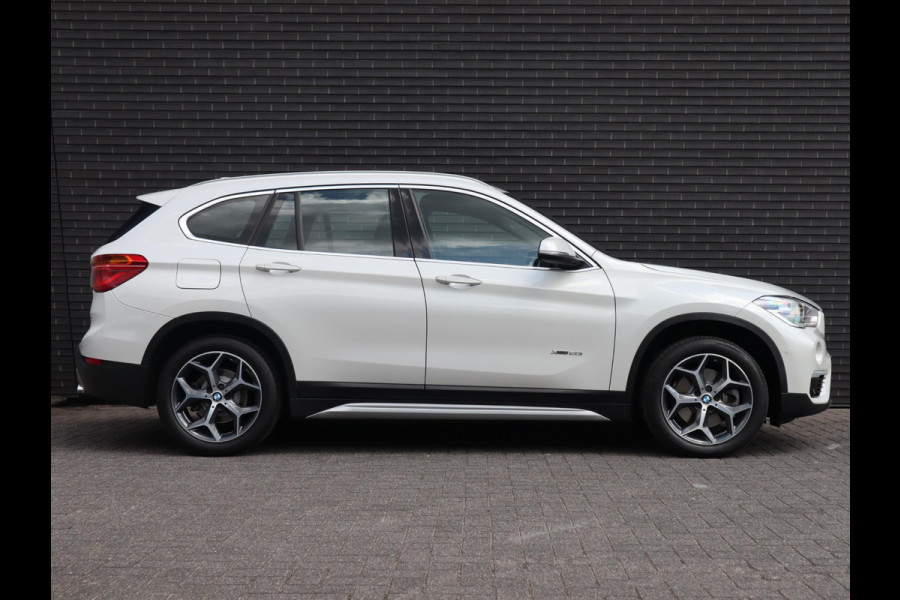 BMW X1 xDrive20i High Executive xLine Automaat Navigatiesysteem Plus / Panoramadak / Head-Up Display / Trekhaak / Leder / Sportstoelen / Achteruitrijcamera / Stoelverwarming / LED / 18 Inch / Lichtpakket