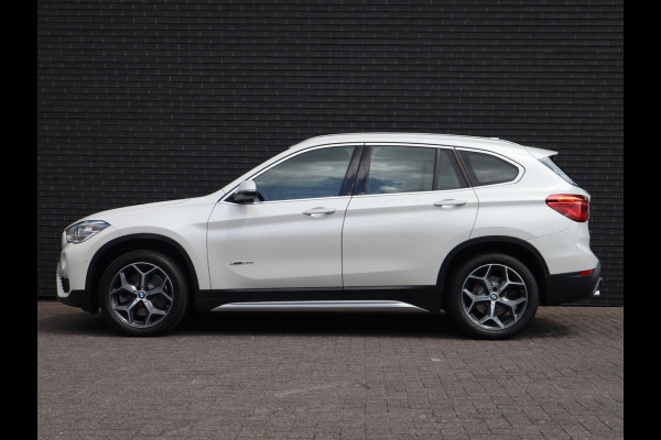 BMW X1 xDrive20i High Executive xLine Automaat Navigatiesysteem Plus / Panoramadak / Head-Up Display / Trekhaak / Leder / Sportstoelen / Achteruitrijcamera / Stoelverwarming / LED / 18 Inch / Lichtpakket