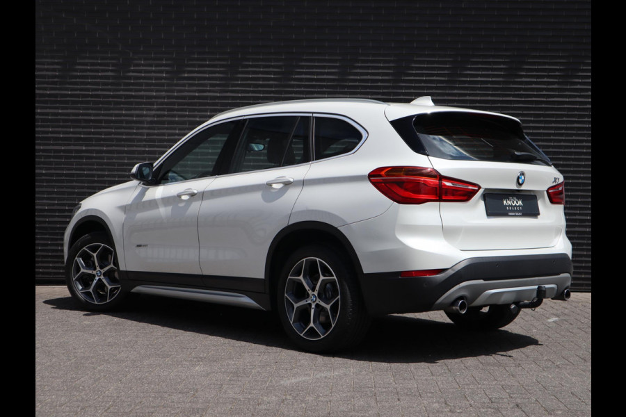 BMW X1 xDrive20i High Executive xLine Automaat Navigatiesysteem Plus / Panoramadak / Head-Up Display / Trekhaak / Leder / Sportstoelen / Achteruitrijcamera / Stoelverwarming / LED / 18 Inch / Lichtpakket