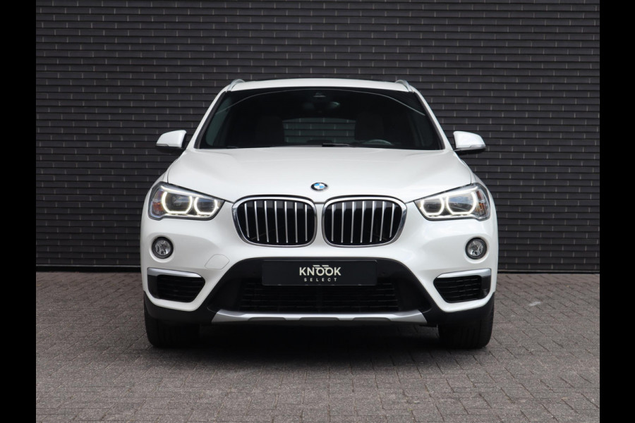 BMW X1 xDrive20i High Executive xLine Automaat Navigatiesysteem Plus / Panoramadak / Head-Up Display / Trekhaak / Leder / Sportstoelen / Achteruitrijcamera / Stoelverwarming / LED / 18 Inch / Lichtpakket