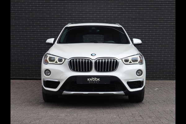 BMW X1 xDrive20i High Executive xLine Automaat Navigatiesysteem Plus / Panoramadak / Head-Up Display / Trekhaak / Leder / Sportstoelen / Achteruitrijcamera / Stoelverwarming / LED / 18 Inch / Lichtpakket
