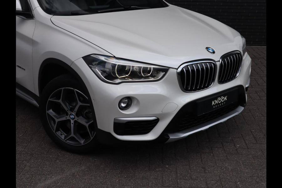 BMW X1 xDrive20i High Executive xLine Automaat Navigatiesysteem Plus / Panoramadak / Head-Up Display / Trekhaak / Leder / Sportstoelen / Achteruitrijcamera / Stoelverwarming / LED / 18 Inch / Lichtpakket