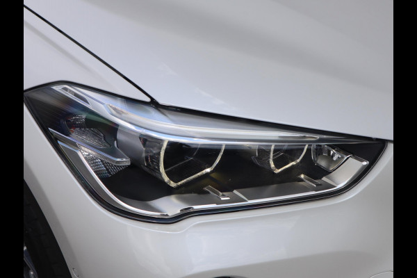 BMW X1 xDrive20i High Executive xLine Automaat Navigatiesysteem Plus / Panoramadak / Head-Up Display / Trekhaak / Leder / Sportstoelen / Achteruitrijcamera / Stoelverwarming / LED / 18 Inch / Lichtpakket