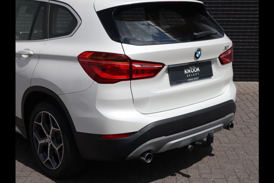 BMW X1 xDrive20i High Executive xLine Automaat Navigatiesysteem Plus / Panoramadak / Head-Up Display / Trekhaak / Leder / Sportstoelen / Achteruitrijcamera / Stoelverwarming / LED / 18 Inch / Lichtpakket